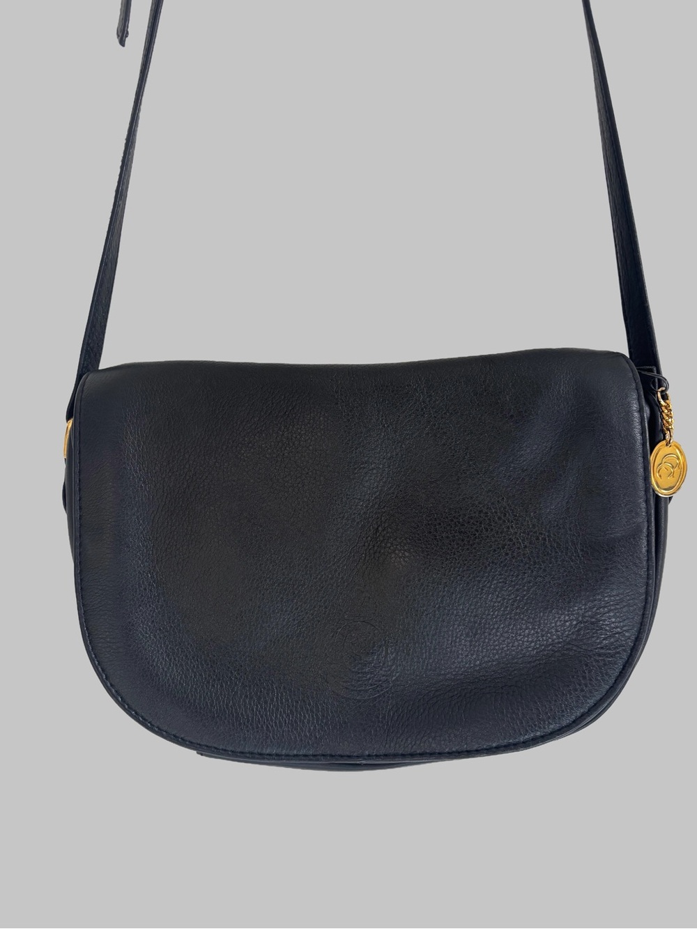 Vintage Charter Club Black Leather Flap Crossbody Bag Gold Medallion Accent - Picture 3 of 13
